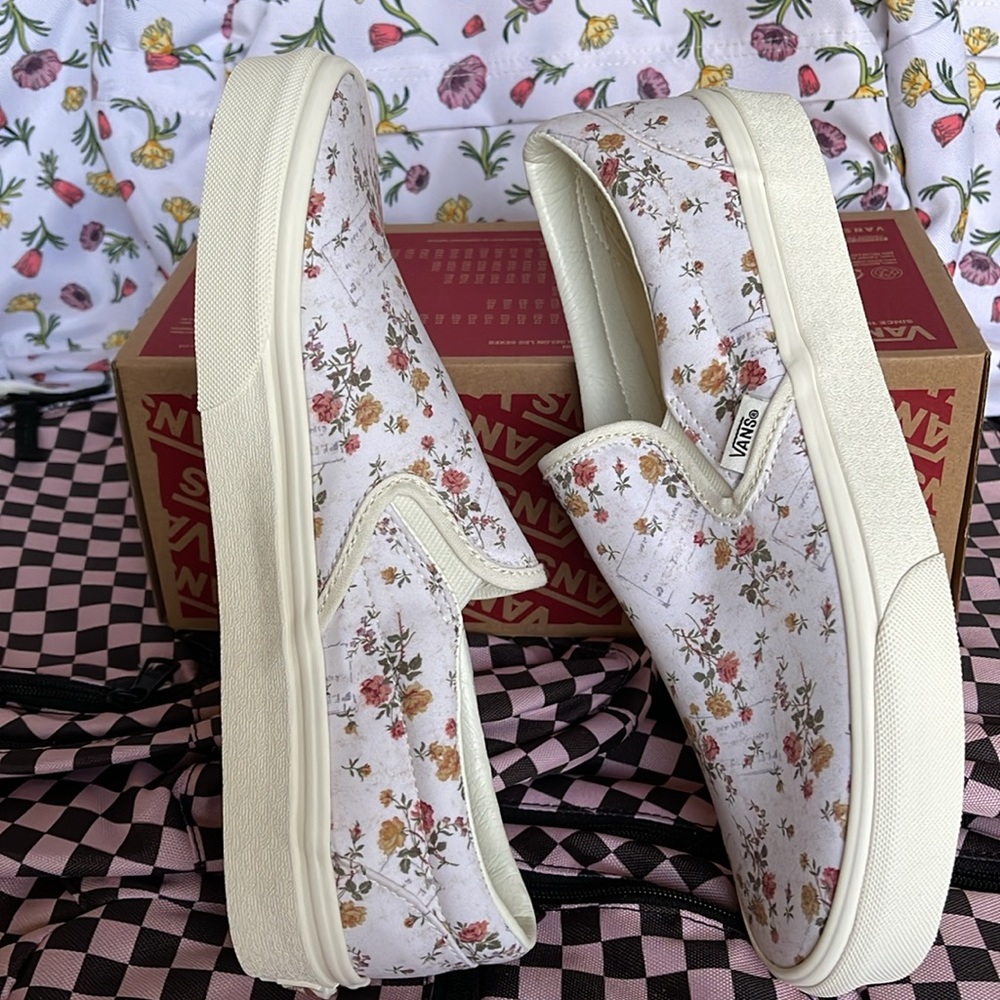 Vans WMNS Classic Slip-On (Vintage) Floral/Marshmal
VN0A38F7VMR
Sneakers - Picture 12 of 16